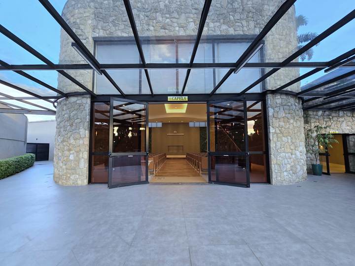 Entrada da capela, com cobertura e acesso pelo jardim