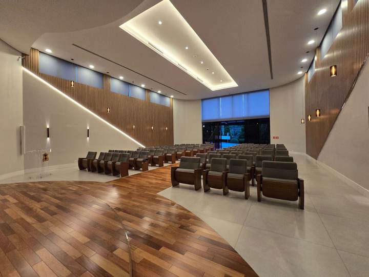 Interior da capela, com poltronas e iluminação suave